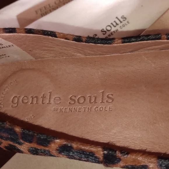 Kenneth Cole Leopard Print Flats - Picture 2 of 6